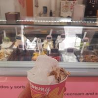 Coconut cream and kinder bueno at Yummy Helados in Malaga