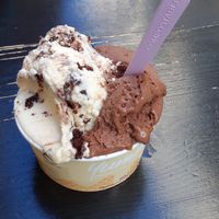 Tarrina mediana con mitad de chocolate con frambuesas y mitad de vainilla con browne. at Yummy Helados in Malaga