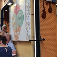 Fuera de la heladería, mostrando claramente "vegan", "sin gluten", etc. at Yummy Helados in Malaga