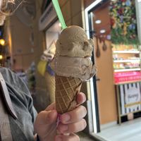 vegan scoop - caramel frap and kinda bueno  at Yummy Helados in Malaga