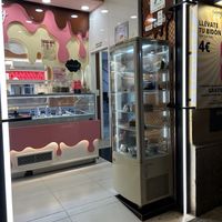 Inside - vegan cakes in the display  at Yummy Helados in Malaga