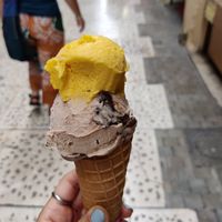 Ice cream: Kinder Bueno y Mango at Yummy Helados in Malaga