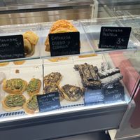 Empanadas and cakes, all with signs #Veganuary at Yummy Helados in Malaga