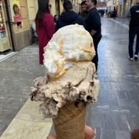 Yoghurt with peach, and Kinder Bueno  at Yummy Helados in Malaga