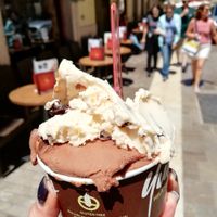 Rocher and crunchy almonds at Yummy Helados in Malaga