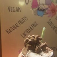 Snickers and ferrero flavours at Yummy Helados in Malaga