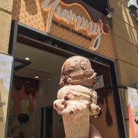 Dark chocolate and vegan snickers 🍦 at Yummy Helados in Malaga