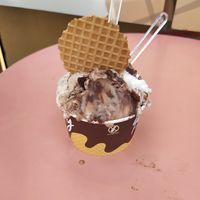 Almond, carrot cake and kinder at Yummy Helados in Malaga