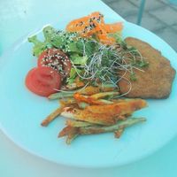 No pollo empanado, con batatas fritas y ensalada at Plan Bakery Cafe in Tenerife