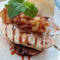 apple pie pancakes at Butterflies and Hurricanes in Thessaloniki