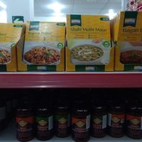 Vegan indian meals at Cosmo Cash & Carry in Madrid