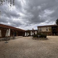 The courtyard   at Le Caillau in Vire-sur-lot