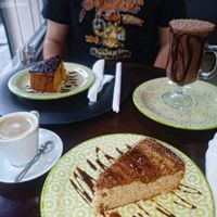Bolo de paçoca com doce de leite, café, bolo de cenoura e frappuccino. at Bistro Vegano in Niteroi
