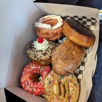 Strawberry cheesecake, Boston cream (AMAZING), root beer float, fritter, Simpsons, dunkaroo at V Food Spot in London
