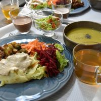 Pea soup and "shrimp" cocktail.
Beetroot and carrot, cauliflower pure and slated mushrooms. Mystery sauces (to me any way).
Chocolate mouse and tea of the day. at Fast Vegan in Castelo Branco
