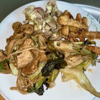 Buffetteller, u. a. mit Zucchini-Chia- Sticks, Pak-Choi und Siedfleischsalat  at Tibits in St Gallen
