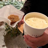 Der beste Kurkuma-Latte mit dem dicksten Schäumchen und einem nach bündner Nusstorte schmeckenden veganen Blondie at Tibits in St Gallen