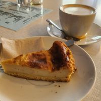 Käsekuchen und Americano mit Schuss Hafermilch at Cafe Willi in Tubingen
