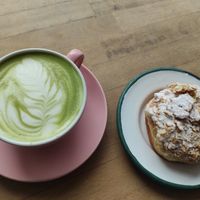 Matcha Latte mit Hafermilch, Bienenstich-Donut at Brammibal's Donuts - Prenzlauer Berg in Berlin