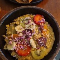Porridge mit Kokosmilch, Dattel und Ingwer und Obst at Bez Lukru in Wroclaw