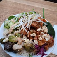 Gado Gado bowl met avocado in plaats van ei at SLA - Catharijne in Utrecht