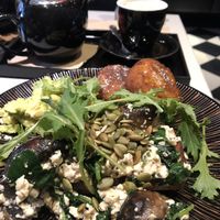 Scrambled tofu with hashballs and spiced pumpkin bread. House made chai 👌🏼 at Pierre's in Launceston