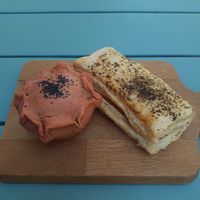 Empada de camarao vegano e folhado de bacon e queijo vegano at Moko Veggie Cafe - Anjos in Lisbon