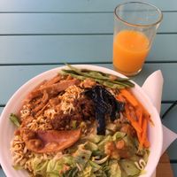 Noodles bowl & orange fresh juice at Moko Veggie Cafe - Anjos in Lisbon