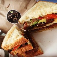 Sándwich con pan de @gordiveganospdc salchichas de @alv.tacos y nuggets y queso de @oliomercadovegano, mayonesa de @semillavegan at Olio Mercado Vegano in Playa Del Carmen