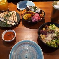 Vegan mac and cheese and hummus/falafel plate at Falla in Warsaw