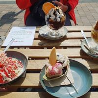 Viele verschiedene Eisbecher at art & wEISe in Monheim Am Rhein