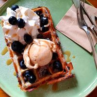 Heidelbeer-Vanille-Waffel mit hausgemachter Karamellsauce at art & wEISe in Monheim Am Rhein
