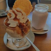 Keesekuchen Becher und Milkshake at art & wEISe in Monheim Am Rhein