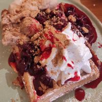 Leckere Weihnachtswaffel mit Bratapfel-, Spekulatius- und Lebkucheneis! at art & wEISe in Monheim Am Rhein