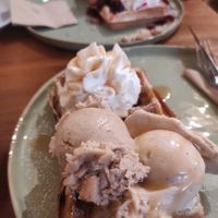 Heidelbeerwaffel mit Vanille EIS, Schlagcreme und Karamellsosse at art & wEISe in Monheim Am Rhein