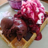 Waffle with chocolate ice cream and hot cherries at art & wEISe in Monheim Am Rhein