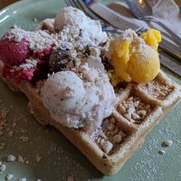 Waffle with 5 mini-scoops at art & wEISe in Monheim Am Rhein
