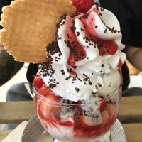 Strawberry cup so gooood! at art & wEISe in Monheim Am Rhein