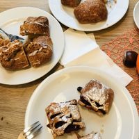 extra zum Teilen aufgeschnitten und z.T. verputzt: Kirschtasche, Apfeltasche und Sojajoghurt-Pfirsich-Tasche at Organic Bakery Postler in Bamberg