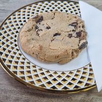 Vegan and gluten-free chocolate chip cookie 🍪 😋 🌱 at The International Comrades in East London