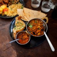 Samosa (3€), Papad (1,5€) y Baigan Bharta (7€). Todo para compartir riquísimo. at Namaste in Bayonne