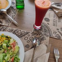 Salad with avocado dressing and juice at Canadu in Malaga