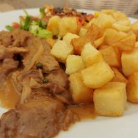 Escalopines de seitán a la nata (vegana) y pimienta verde, con patatas fritas caseras at Canadu in Malaga