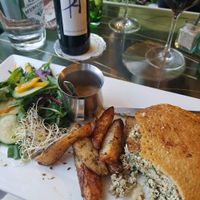 Burger socca et vin végane at Dame Nature in Saint-laurent-du-var