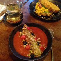 Smoothie bowl and scrambled tofu sandwich at Bhalu in Nijmegen
