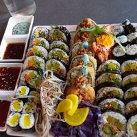 Gemischte Platte für zwei unter anderem mit crunchy cheese roll, gelber Rettich, spirulina Mayo und Kimchi at Kimbap Spot in Bochum