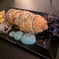 Der Dip ist eher grün. Nicht blau wie auf dem Bild. Unerhört gut at Kimbap Spot in Bochum