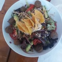 Falafel com húmus e tiras de milho at Bio.Tequim Vegetariano Restaurante in Tavira