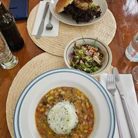 Stufato di verdure e fagioli con riso basmati (in basso); burger di quinoa e fagioli con hummus e insalatina mista (in alto) at Bio.Tequim Vegetariano Restaurante in Tavira