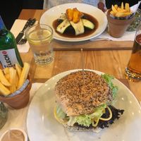 Steak vegano de lentejas y edamame y hamburguesa vegana de lentejas y edamame at Orzo People Music Nature in Krakow